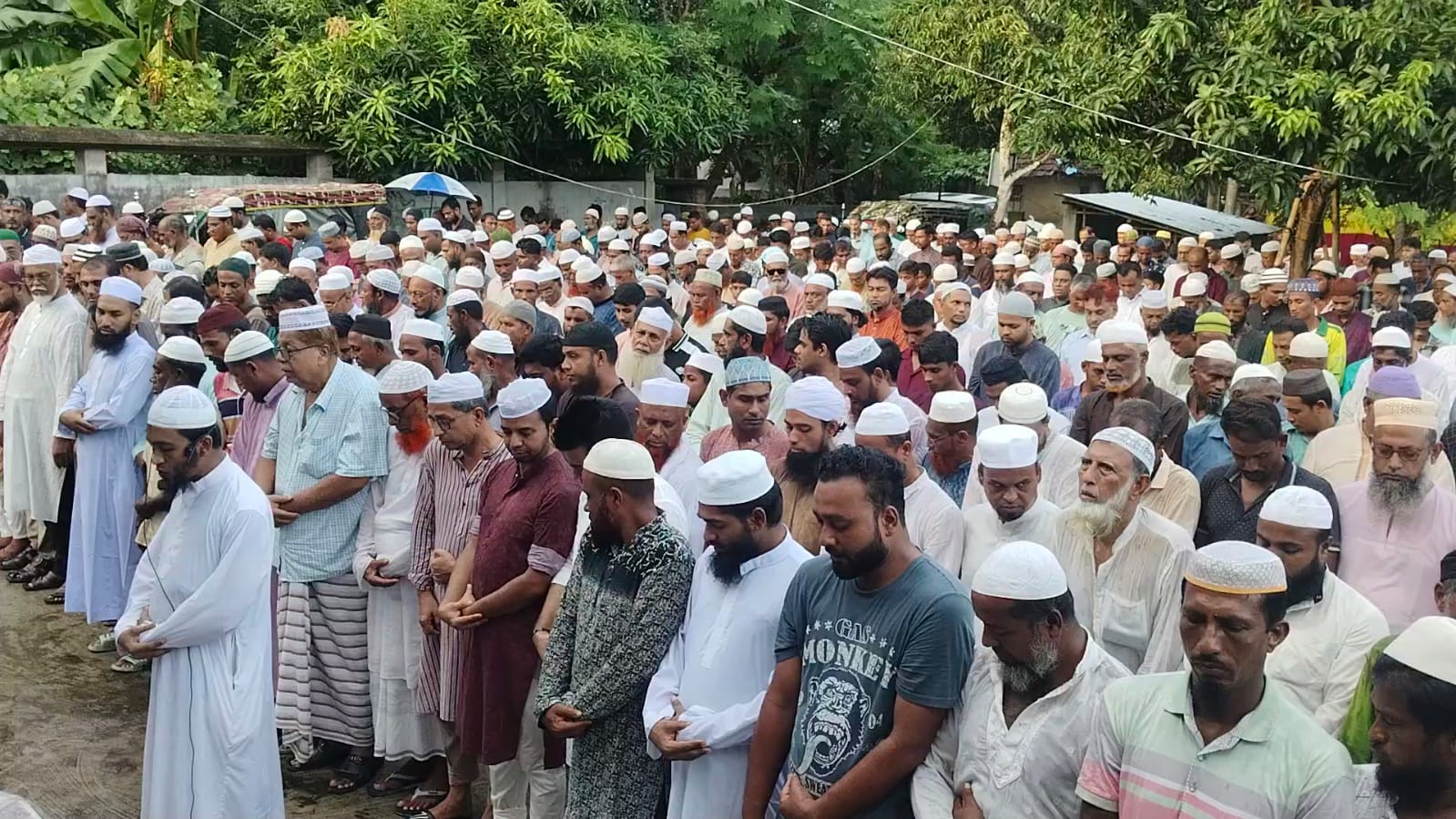 বৃষ্টি উপেক্ষা করে শেষবারের মতো সাজুকে দেখতে ছুটল মানুষ, দাফন সম্পন্ন